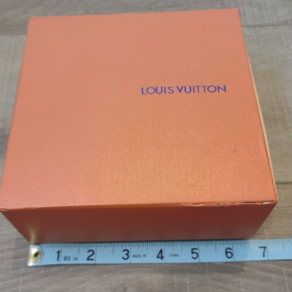 Authentic Louis Vuitton Small Gift Box with Ribbon and Cards - Picture 6 of 12
